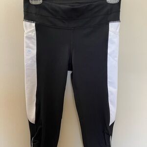 Womens Athleta black and white capris
